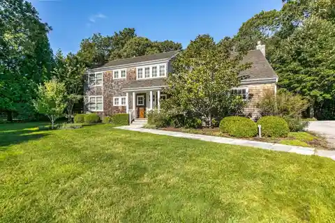 Summer Farmhouse in the East Hamptons