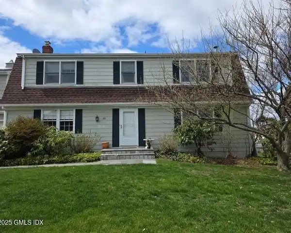 CASUAL WATERFRONT RENTAL HOME