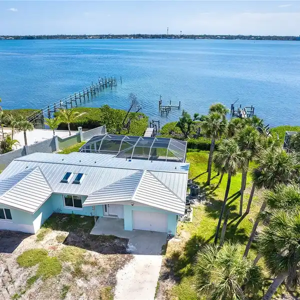 FANTASTIC BAYFRONT OPPORTUNITY