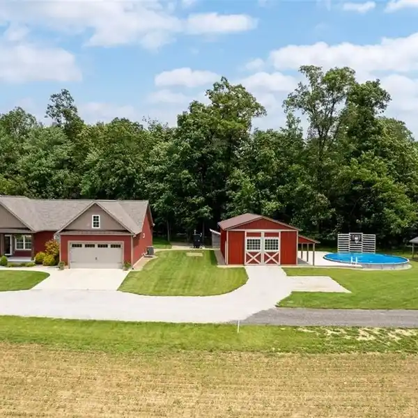 OPEN-CONCEPT LIVING WITH BREATHTAKING VISTAS