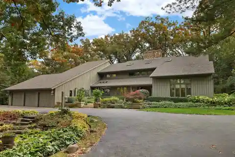 Luxury Estate with Ultimate Car Haven