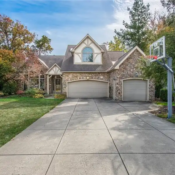 STYLISH SANCTUARY NEAR LAKE ERIE