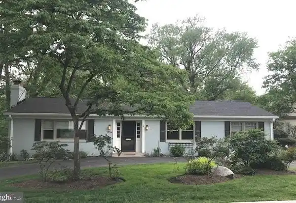 WELL-MAINTAINED RAMBLER IN A CHARMING NEIGHBORHOOD