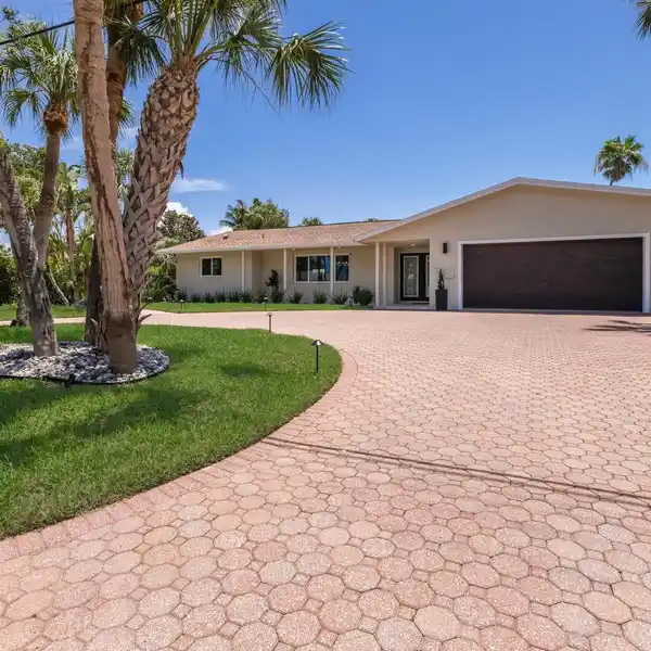 MODERN SIESTA ISLES OASIS NEAR THE BEACH