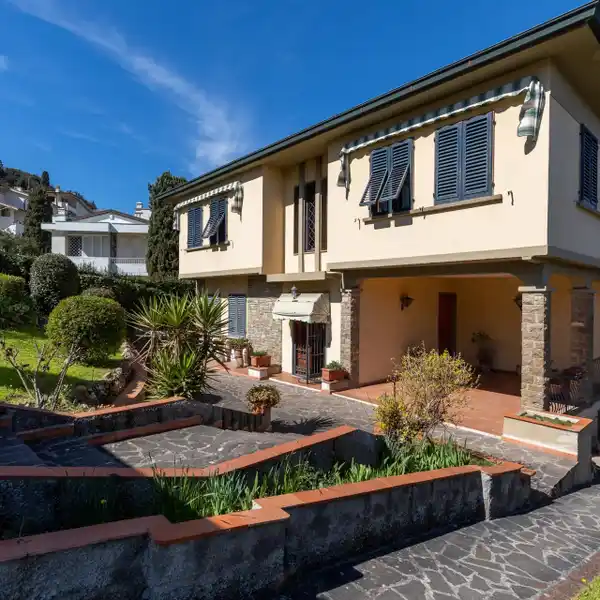 SPACIOUS HOME WITH GARDEN