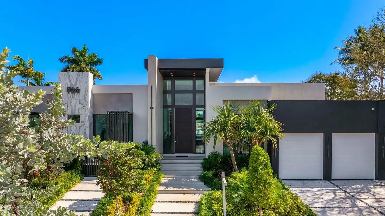 The Pinnacle of Waterfront Luxury in Riviera Isles