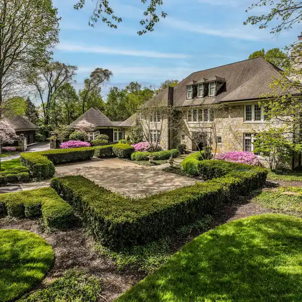 EXQUISITE CUSTOM ESTATE IN SPRINGWOOD