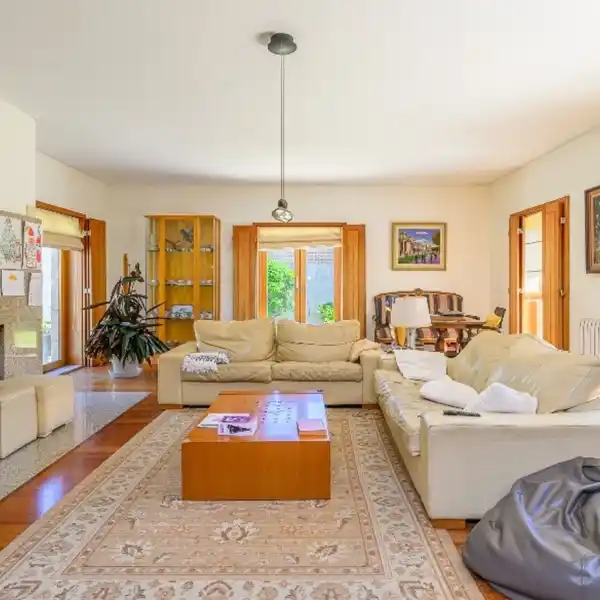 SPACIOUS VILLA WITH LUSH GARDEN AND COASTAL SERENITY