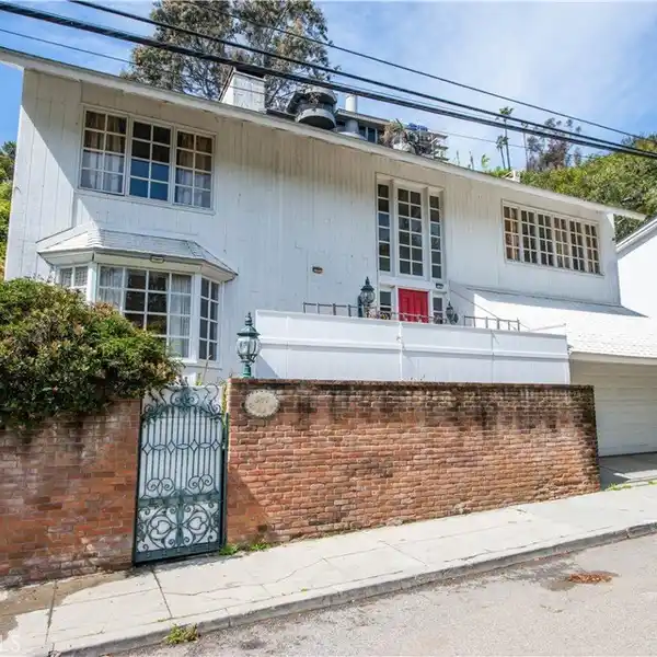 CLASSIC SANTA MONICA HOME OFFERING ENDLESS POSSIBILITIES