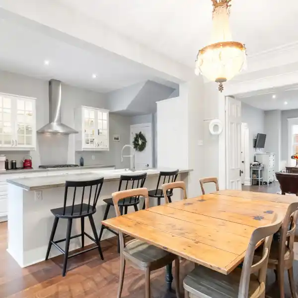 FIVE-BEDROOM PROPERTY WITH A SPACIOUS BACKYARD