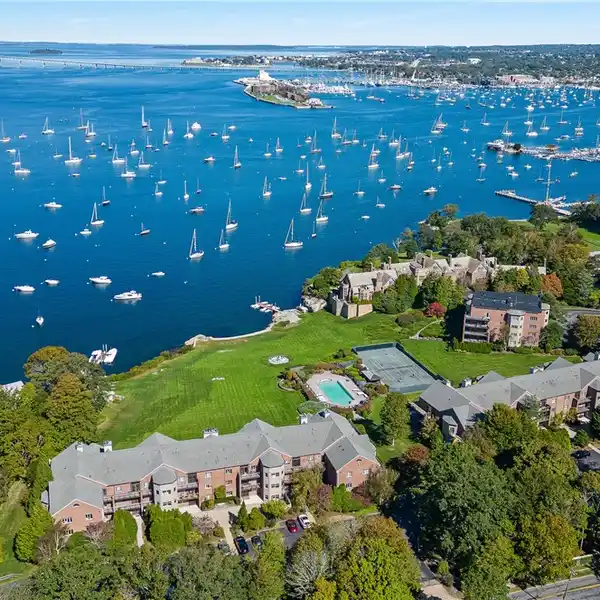 LUXURY WATERFRONT LIVING AT BONNIECREST