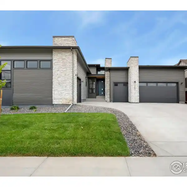 SLEEK SINGLE-LEVEL LIVING WITH SCENIC FAIRWAYS