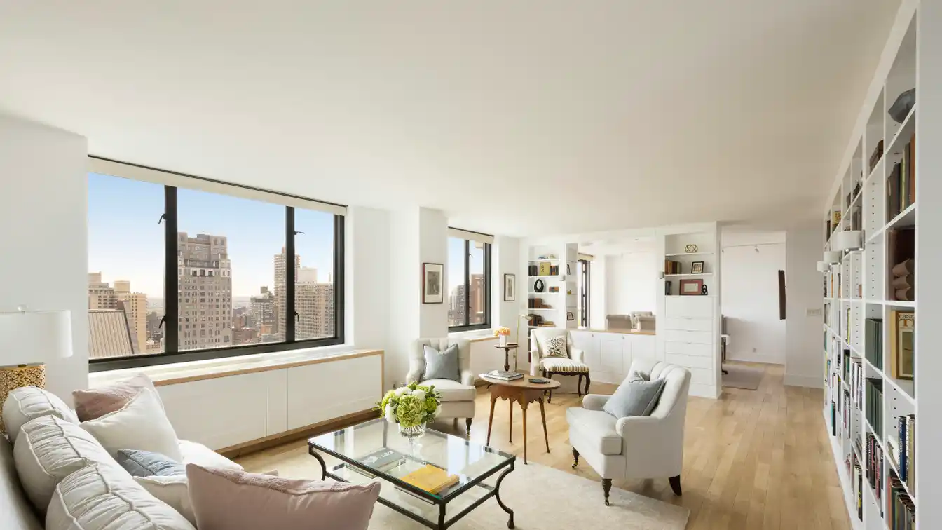 Refined Living with Sweeping Panoramas