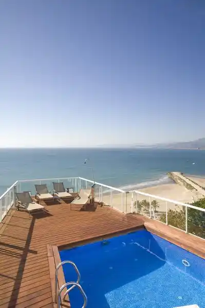MODERN DESIGNED VILLA ON COASTLINE OF VALENCIA