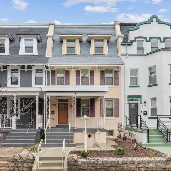 BEAUTIFULLY RENOVATED COLONIAL ROW HOUSE