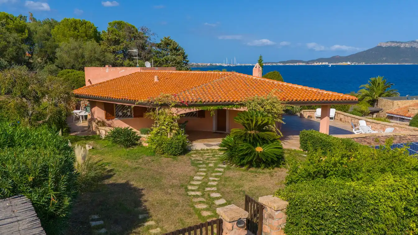 Four Bedroom Villa Overlooking the Sea