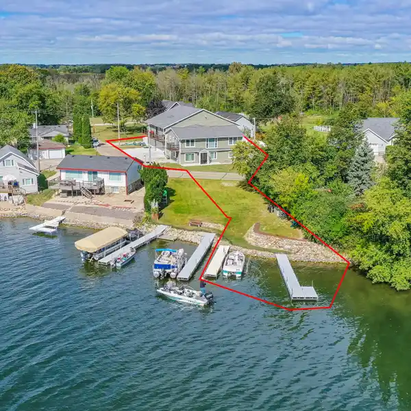 VERSATILE LAKEFRONT RETREAT