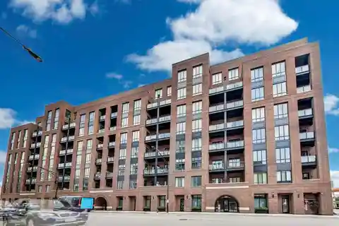 Expansive Corner Condo in the West Loop