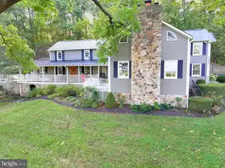 Charming Farmhouse-Style Residence