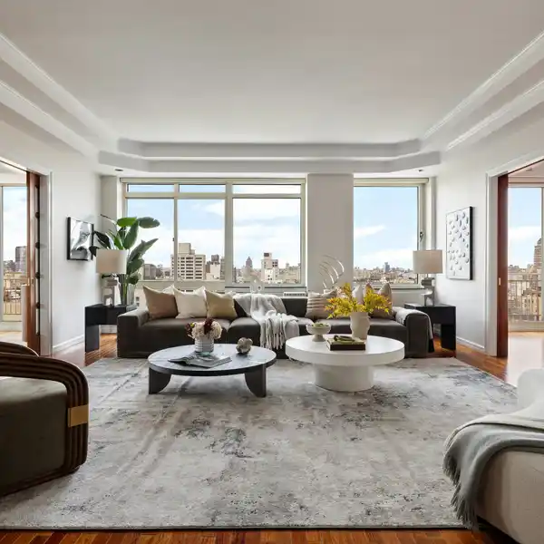 FULL-FLOOR PENTHOUSE WITH PANORAMIC VIEW
