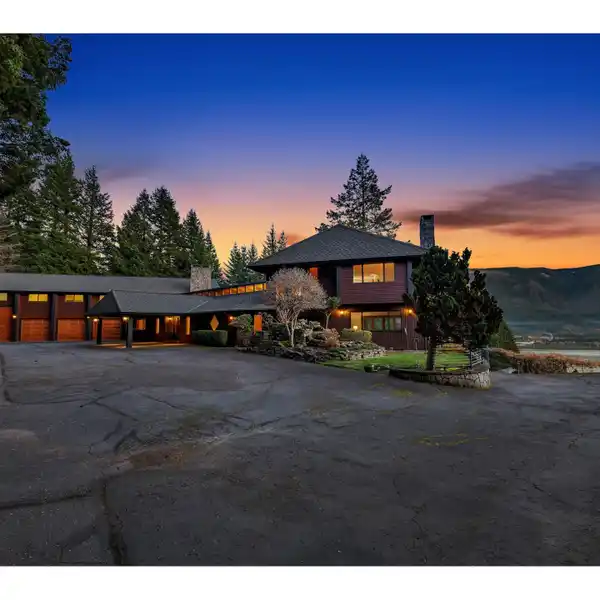 EXTRAORDINARY HOME ON 3.64 ACRES