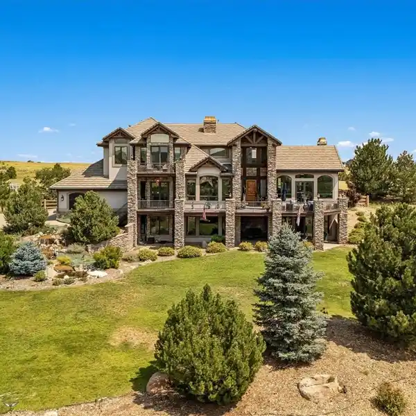 ELEVATED LUXURY RESIDENCE WITH INSPIRING VIEWS