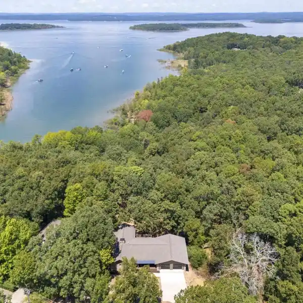 INCREDIBLE GREERS FERRY LAKEFRONT HOME