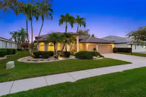 Gorgeous Waterfront Pool Home in the Heart of Coral Springs