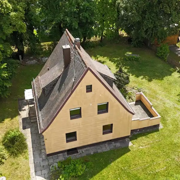 SPACIOUS BUILDING PLOT WITH APPROVED HOME PLANS