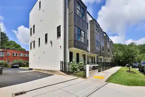 Luxury Townhome in Picturesque Virginia-Highland Neighborhood