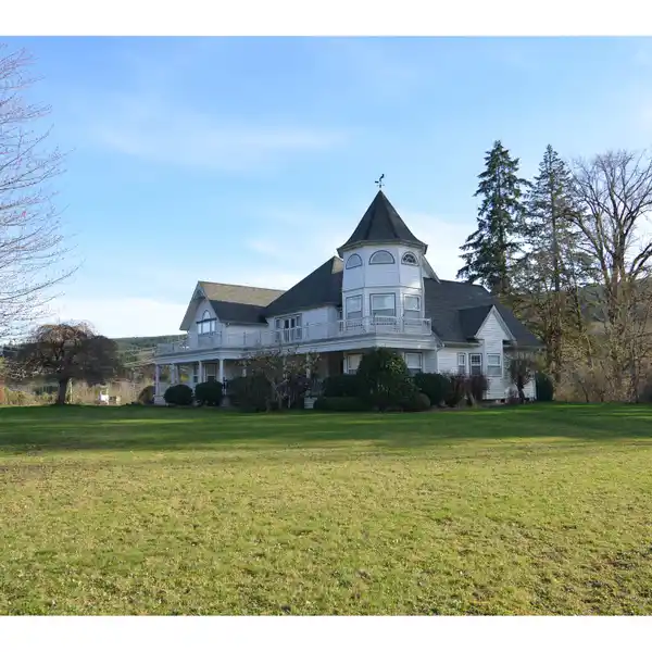 VICTORIAN ESTATE ON 20.55 WATERFRONT ACRES