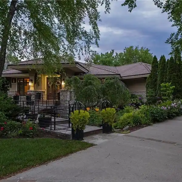 SPACIOUS OPEN FLOORPLAN WITH FLEXIBLE POTENTIAL