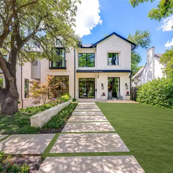 CONTEMPORARY ELEGANCE MEETS ADVANCED TECH IN STUNNING TURTLE CREEK ESTATE