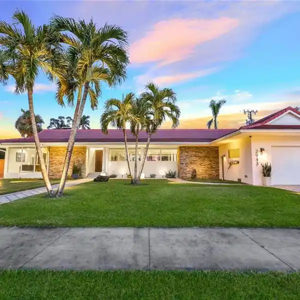 METICULOUSLY MAINTAINED MID-CENTURY MODERN HOME