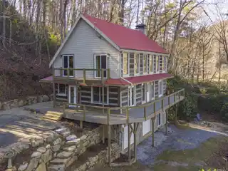 Secluded Lakefront Retreat Nestled on Lake Glenville