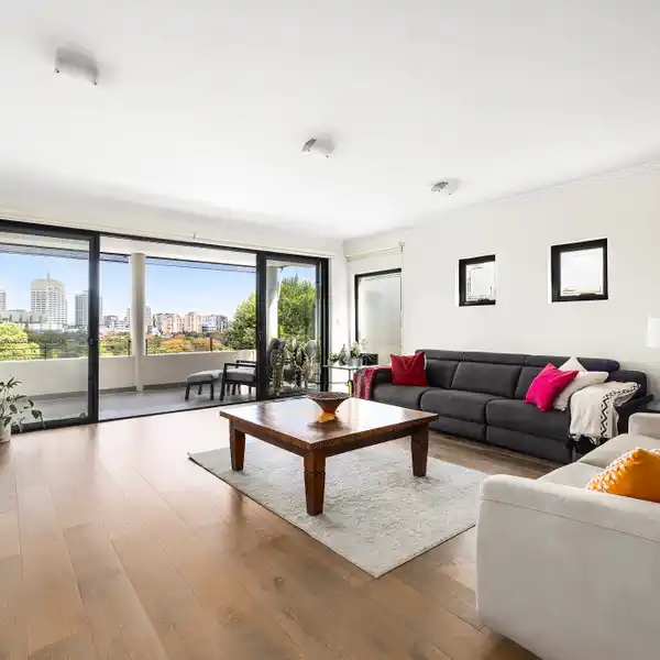 ELEGANT FULL-FLOOR APARTMENT