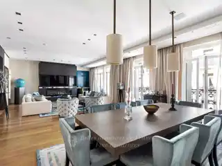 Third Floor Apartment in the Prestigious Golden Triangle