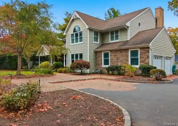 PRIVATE COLONIAL ESTATE WITH GRAND ENTERTAINING SPACES