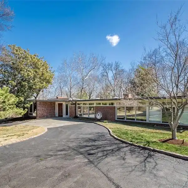 MID-CENTURY MODERN HOME SITS ON NEARLY FOUR PARK-LIKE ACRES