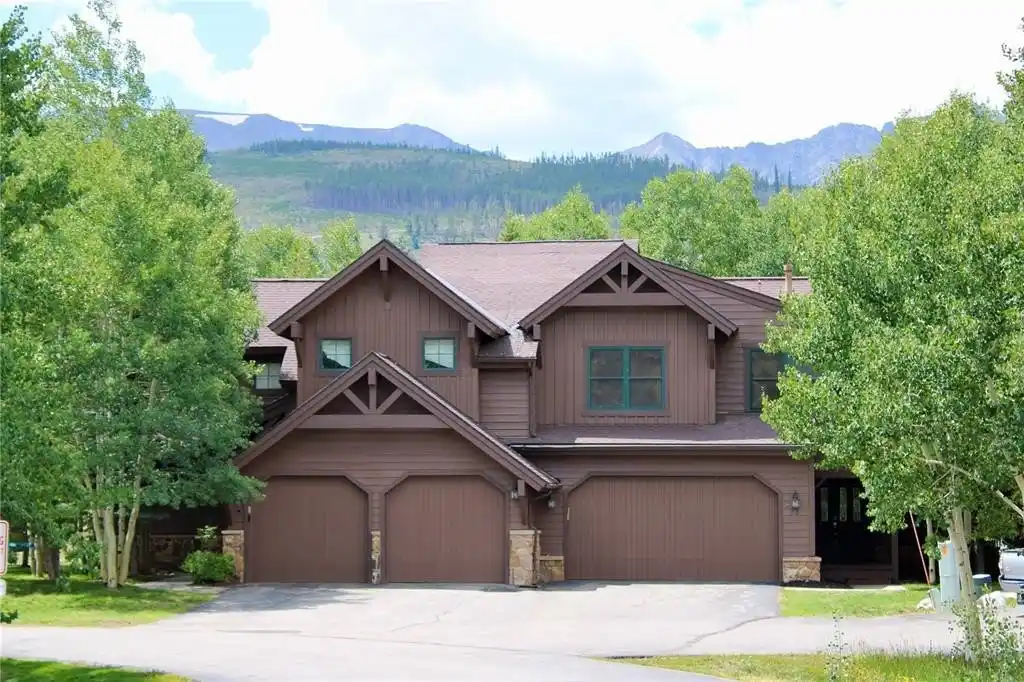 Beautifully Appointed Townhome in a Private Setting