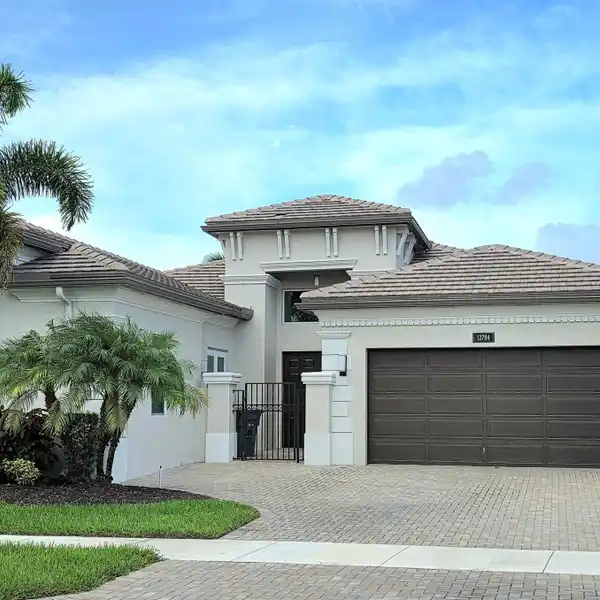 LAKEFRONT HOME IN VALENCIA BAY
