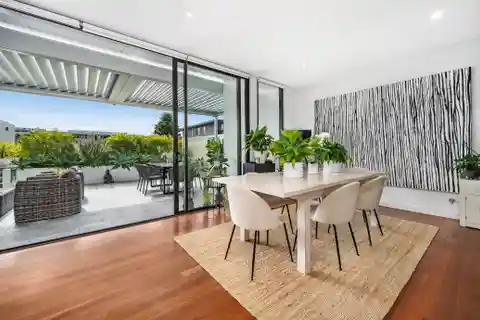 Chic Open-Plan Penthouse with Rooftop Terrace