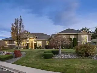 Exquisite Residence with Beautiful Mountain Surroundings