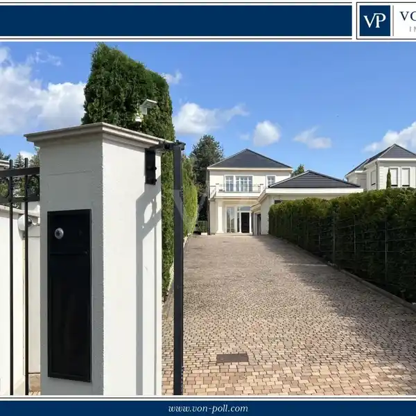 ENERGY-EFFICIENT VILLA WITH POOL AND 3 GARAGES IN A UNIQUE PANORAMIC LOCATION