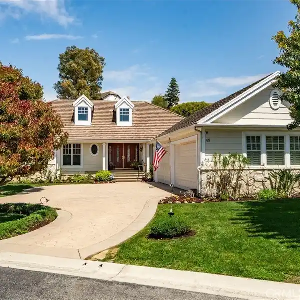 SINGLE-LEVEL LUXURY TURNKEY RESIDENCE IN VANTAGE POINTE