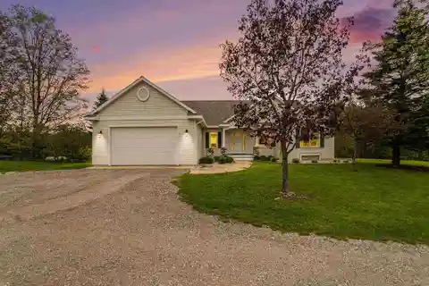 Expansive Country Retreat with Versatile Living Spaces