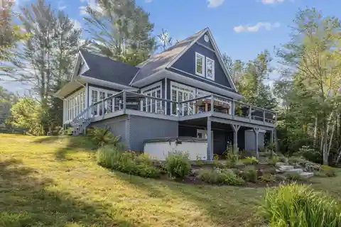 High-End Lakefront Property