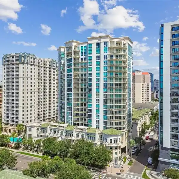 ELEVATED LIVING IN THE PLAZA ON HARBOUR ISLAND