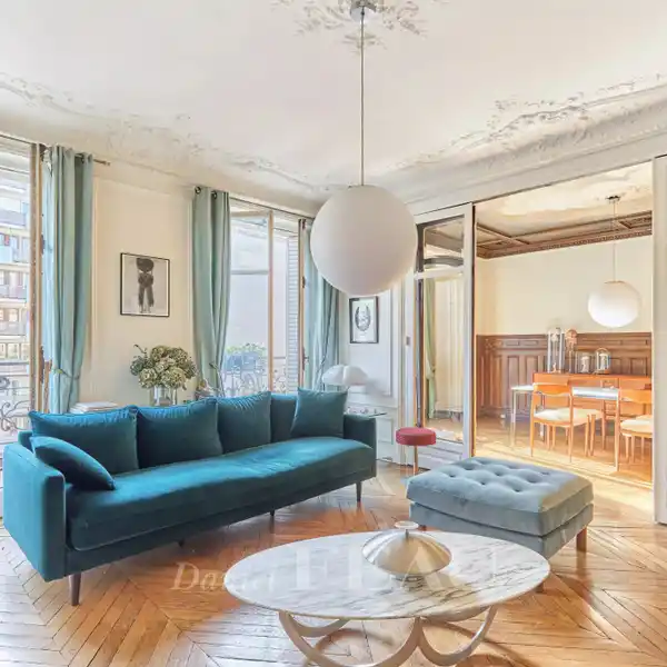 ELEGANT CORNER APARTMENT IN CLASSIC 1900S BUILDING