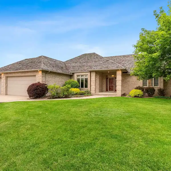 EXCEPTIONAL CUSTOM-BUILT WALKOUT RANCH ON LAKE LARGO